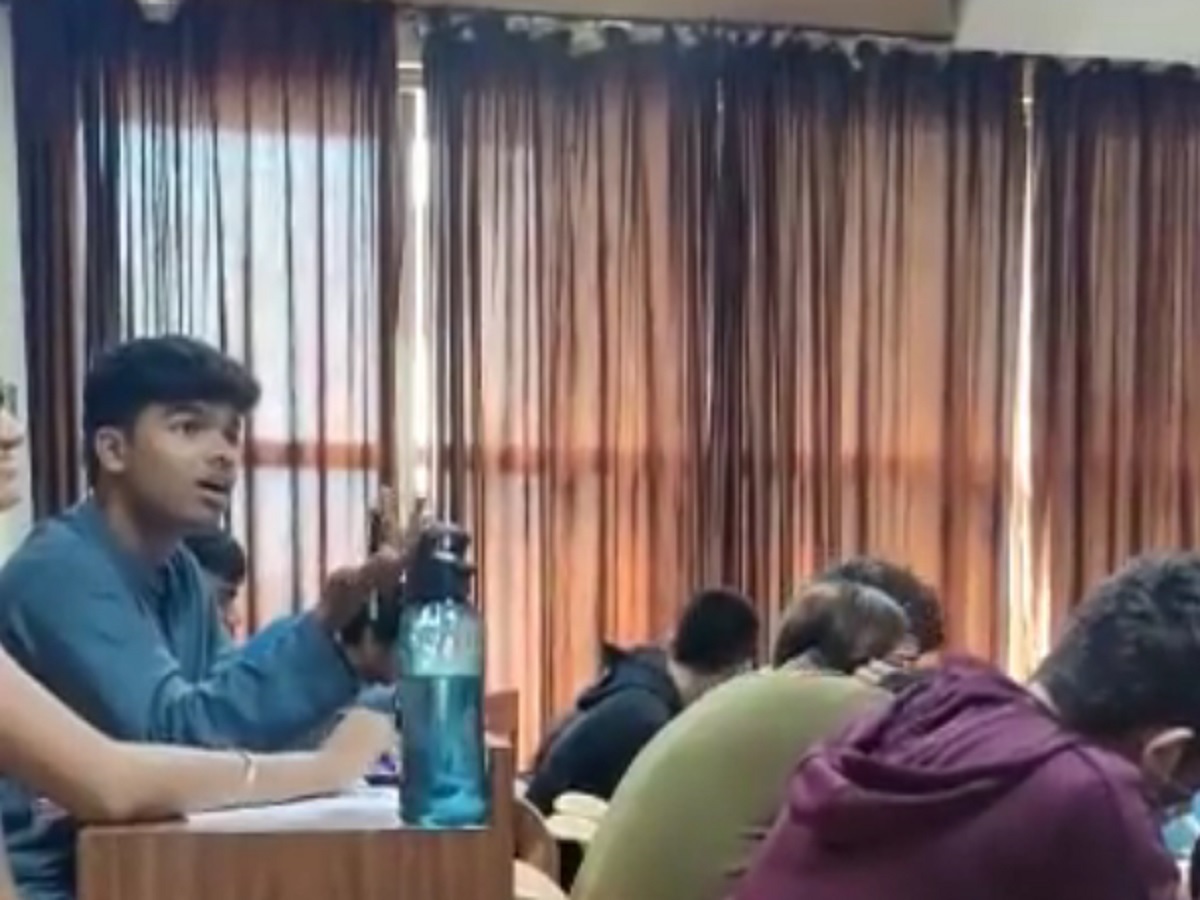 Video: प्रोफेसर ने मुस्लिम छात्र को बताया 'कसाब' जैसा, मचा बवाल तो हुए सस्पेंड