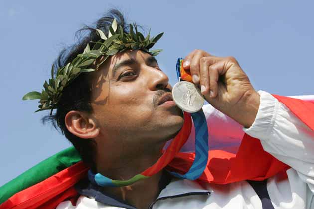 Olympic hero Rajyavardhan Singh Rathore joins BJP, takes VRS from Army:IBNLive Videos - olympic-hero-rajyavardhan-singh-rathore-joins-bjp-takes-vrs-from-army_100913062840